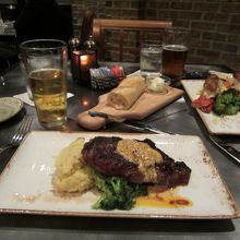 ステーキ。 料理を注文するとパンがつきます。