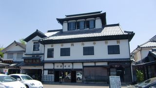 古い建物の薬局です