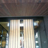 重厚感、高級感を感じるホール扉です。