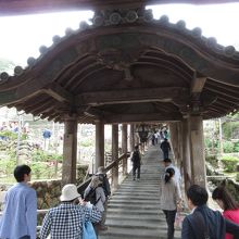 仁王門を入ったら、いきなり階段です。