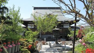 本堂の前に東大寺型八角燈篭があり、天女の透かし彫りも精巧にしてあります。