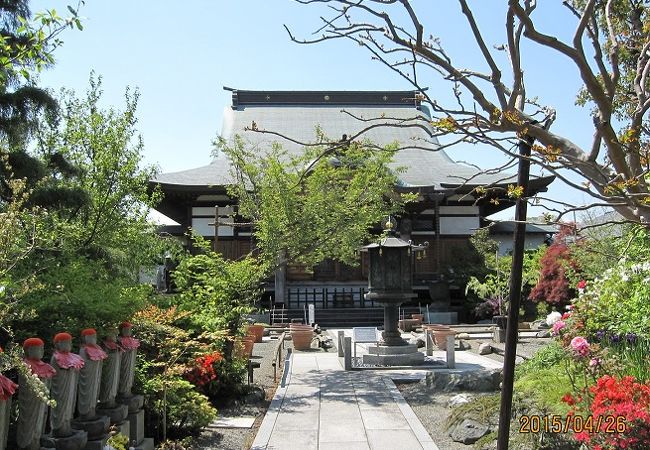 本堂の前に東大寺型八角燈篭があり、天女の透かし彫りも精巧にしてあります。