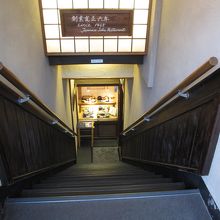 階段の下にある入り口