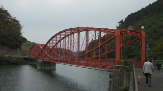 紅い橋がきれいです。