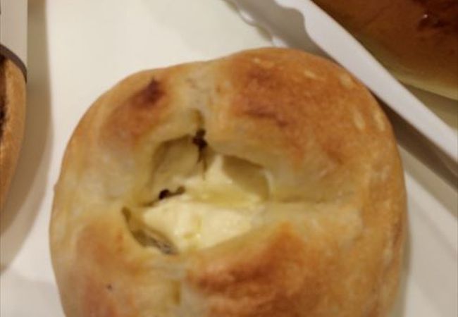 オススメのパンは、このクリームチーズパンです。ひとつひとつ丁寧に焼いているので、おすすめです。