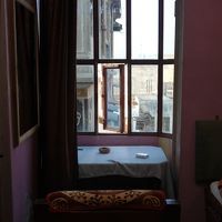 窓が開けらけないのが残念。バラナシではサルが多いので。