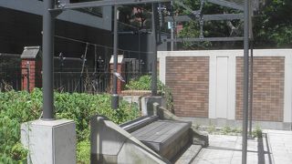 赤門倉庫のエントランスポーチと階段