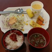無料朝食‥2階の食堂で、超プチバイキングです。