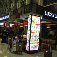 出発チェックインカウンター近くのカフェ?