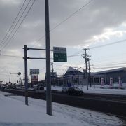 札幌から空港へ向かう最適地にある瓦屋根仕様の有名鮮魚スーパー