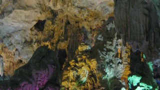 洞内がカラフルにライトアップ