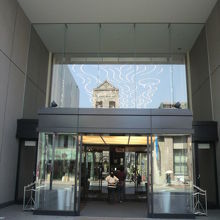 うらわ美術館の入っているビルの正面玄関の入口です。