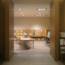 主展示場の横にある関連する展示室です。