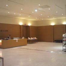 主展示会場入り口の受付カウンター前の広いスペースです。