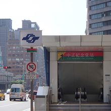 こちらは大通りの反対側出口です