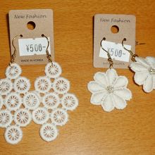 レースのピアスは１セット500円（税別）で安い！