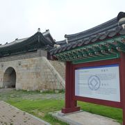 復元された華城の東門