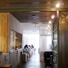 入口で名前を書いて外で待つ