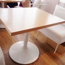 テーブルの下には荷物用のかご