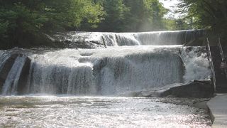 小ぶりだけれど、２段に分かれた水量の多い滝