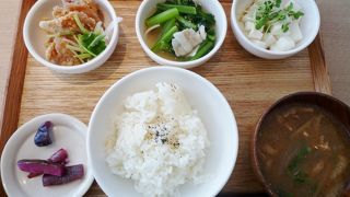 まっしろなお店でくつろいでランチやお茶を！