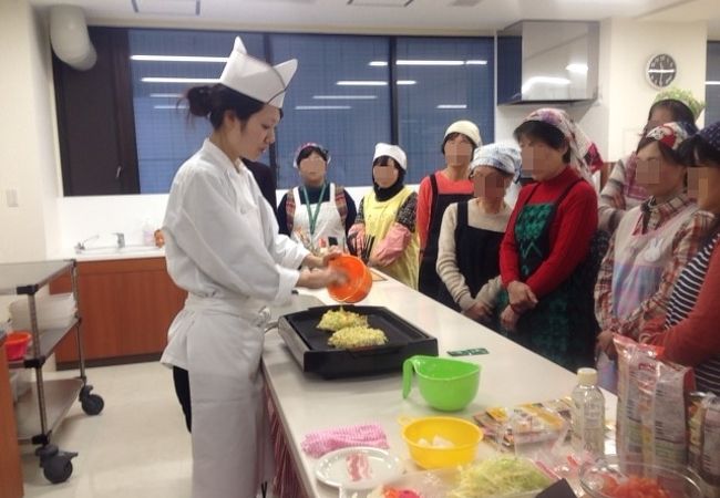 お友達と一緒にお好み焼きの美味しい作り方を習って食べて、お土産付き。