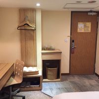 ミネラルウォーターやお菓子、グラス、カップもあります。