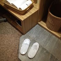 バスタオル、フェイスタオルにスリッパも。