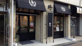 洒落た店構えのケーキ屋さん