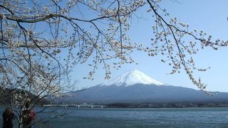 霊峰富士山が美しい湖