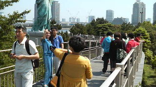 女神像との記念撮影に一苦労