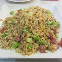 お粥以外にチャーハンなどのご飯物もあり、どれも安いです。