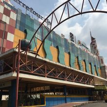 バスターミナルのすぐ隣