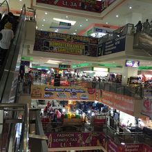 エスカレーターは一部故障中