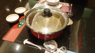 一人で食べているローカルもいる