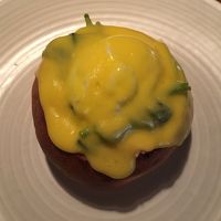 朝食のエッグベネディクト