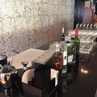 チェックアウト後に利用できる部屋のバーカウンター