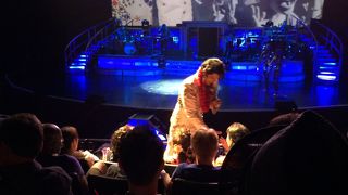 そっくりさんとフラダンスのショー