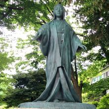 木立に囲まれて建っています