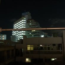 ３階のテラスから見る周囲のビル郡
