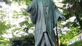 礫川公園の片隅、富坂に面して建っています