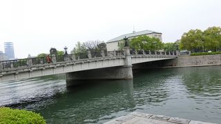 平和記念公園へ渡る橋