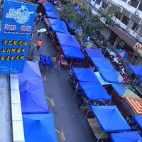 部屋の窓から望むサンデーマーケット（7時前なのですいている）