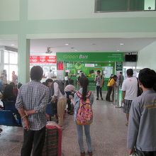 正面入ってすぐ左手がグリーンバスのチケットカウンターです 