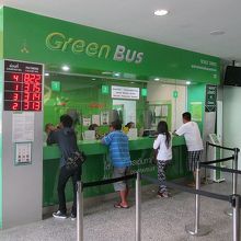 こちらチケットカウンター右手には自動整理券発券機