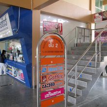 新設されたナコンチャイツアーのブ−ス横から２階へ上って見ます