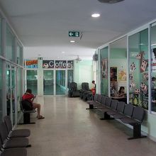 ２階の店舗は美容室、”コーヒー”と書かれた扉はフェイクです