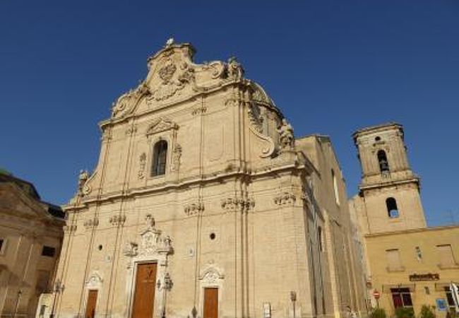 フランカヴィッラ・フォンターナ大聖堂は美しいバロック様式の教会♪