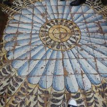 床が美しいマヨルカ焼のタイル