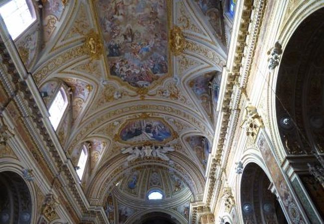 フランカヴィッラ・フォンターナで古い教会は優雅な雰囲気♪